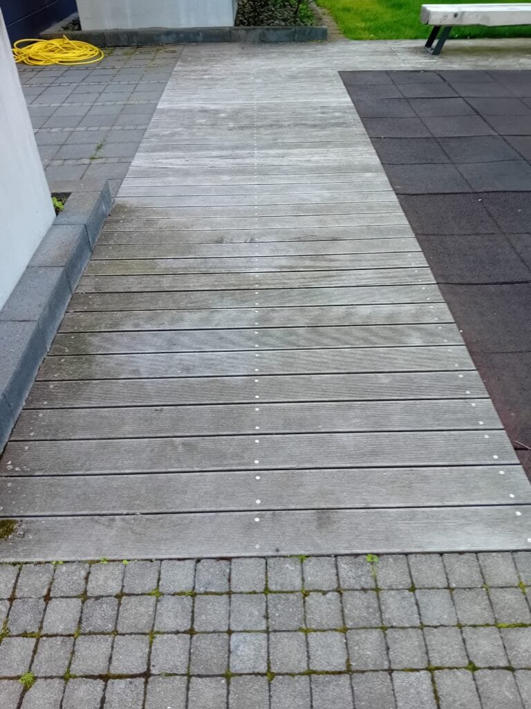 Pallur í Kópavogi fyrir háþrýstiþvott – mosavaxinn og slitinn