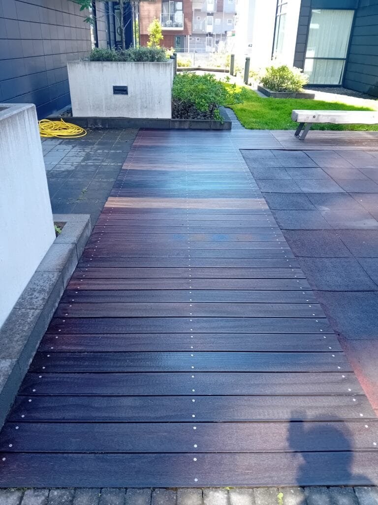 Pallur í Kópavogi eftir háþrýstiþvott – endurnýjaður og snyrtilegur