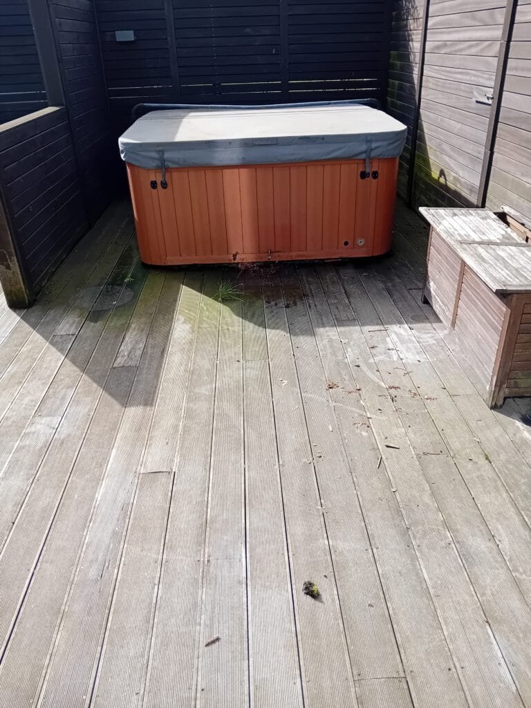 Pallur í Garðabæ fyrir háþrýstiþvott – grár og skítugur