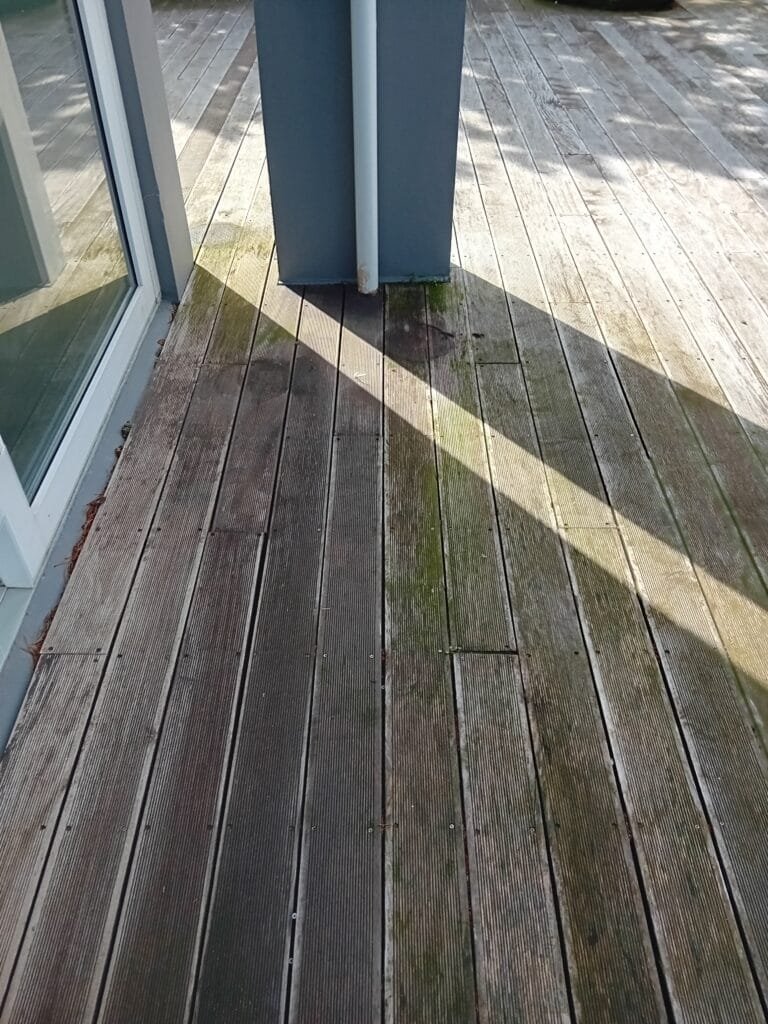 Pallur í Mosfellsbæ fyrir háþrýstiþvott – slitinn og óhreinn