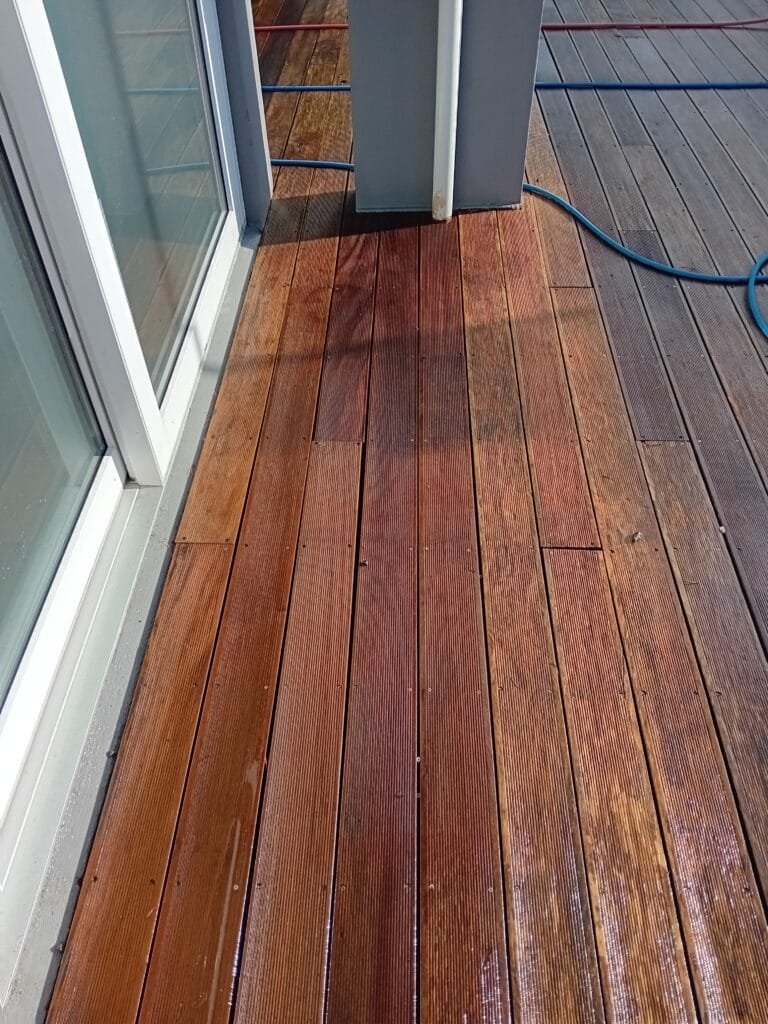 Pallur í Mosfellsbæ eftir háþrýstiþvott – hreinn og bjartur