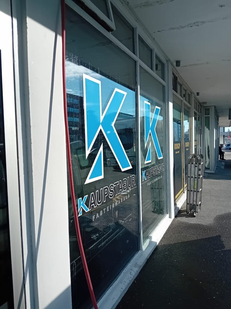 Gluggar í Reykjavík eftir gluggaþvott – hreinir og skínandi