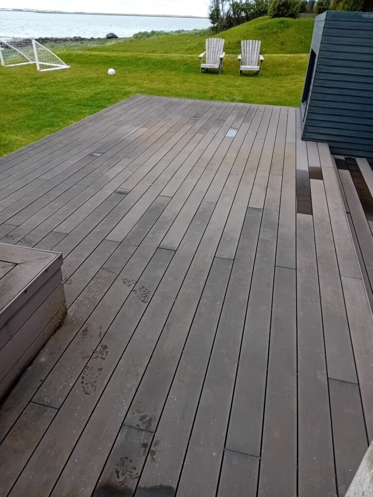 Pallur í Hafnarfirði fyrir háþrýstiþvott – dökkur og mosavaxinn