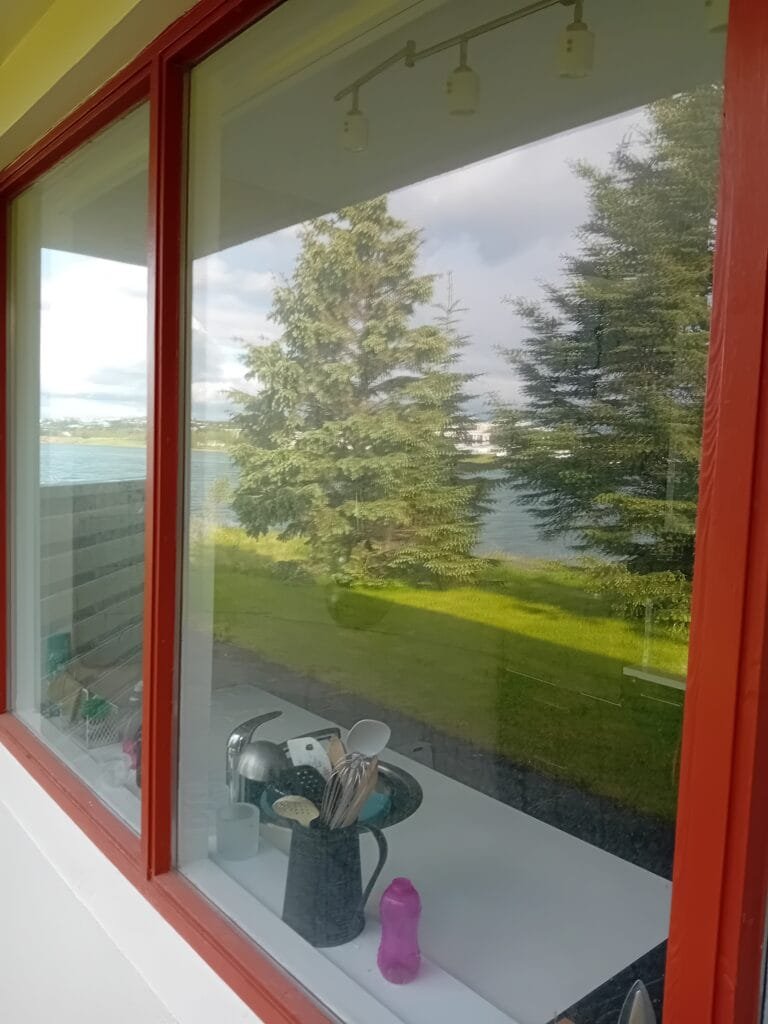 Gluggar í Hafnarfirði fyrir gluggaþvott – óhreinir og dropóttar