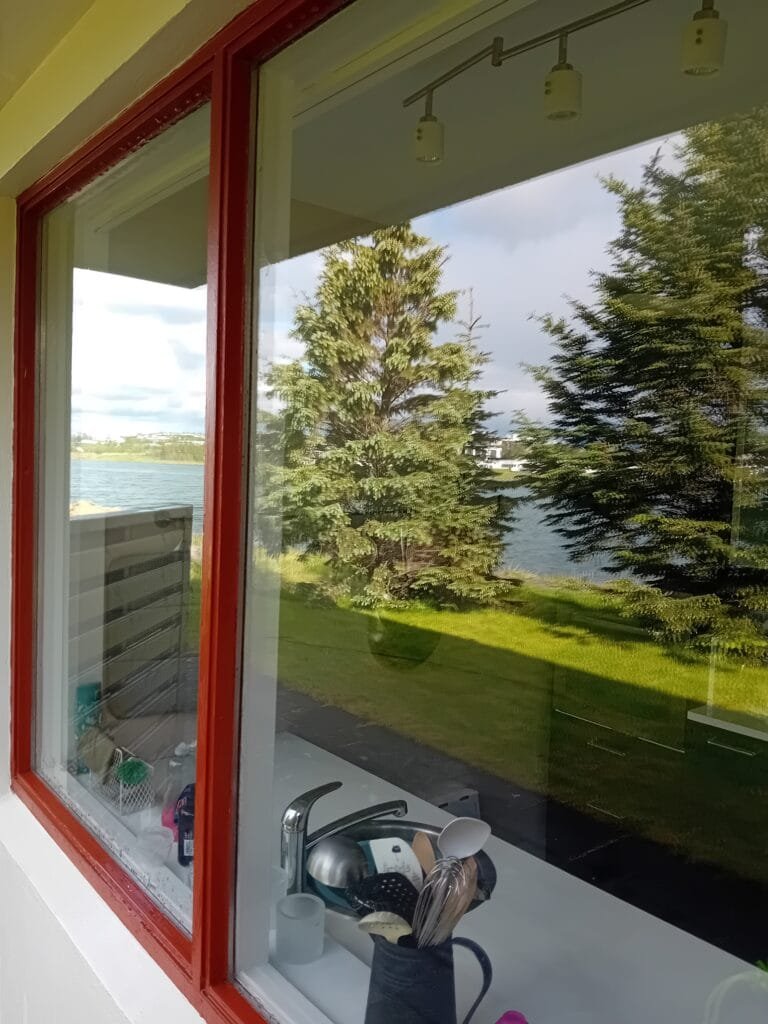 Gluggar í Kópavogi eftir gluggaþvott – tærir og hreinir