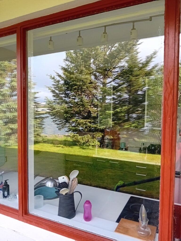 Gluggar í Hafnarfirði eftir gluggaþvott – hreinir og skínandi