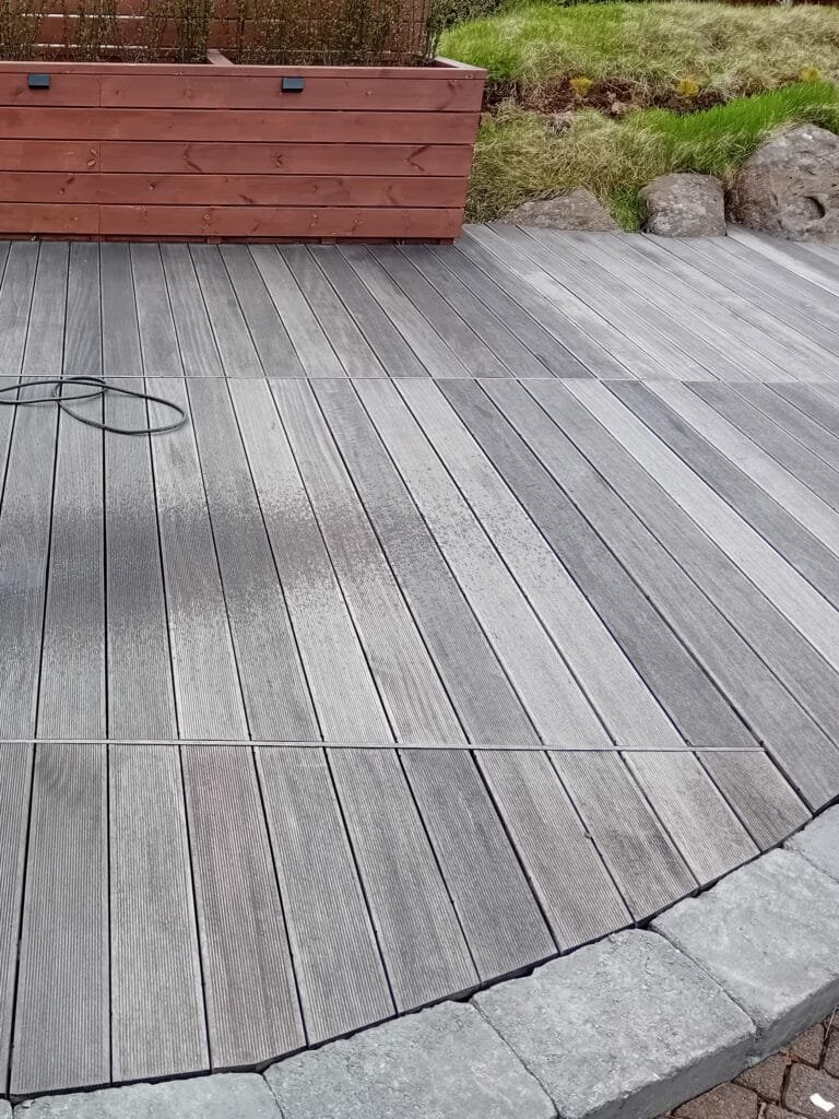 Pallur á höfuðborgarsvæðinu fyrir háþrýstiþvott – mosavaxinn og óhreinn